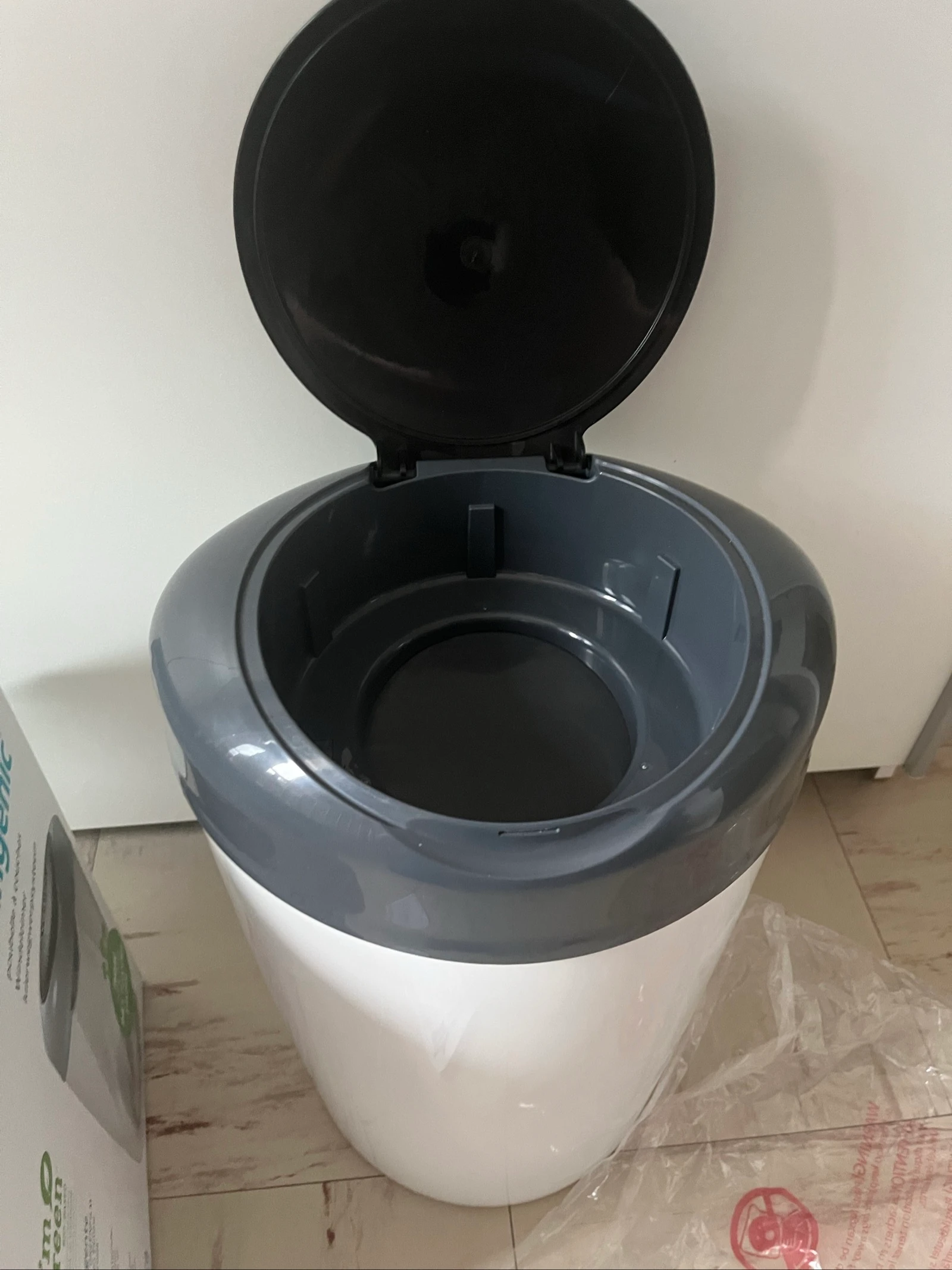 Cesto para pañales Sangenic Tommee Tippee - Blanco gris - no tengo rollo de pañales, solo el cesto - Carrefour – photo 10